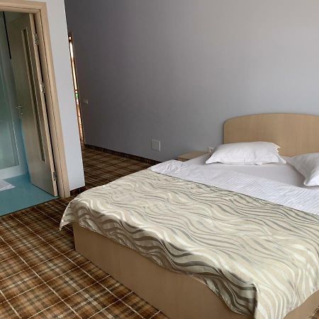 Vila Curcubeu Hotel บุชเตนี ภายนอก รูปภาพ
