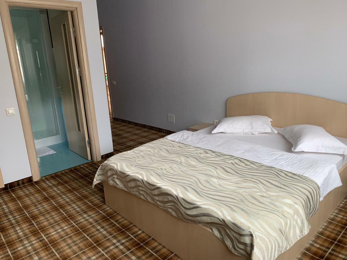 Vila Curcubeu Hotel บุชเตนี ภายนอก รูปภาพ