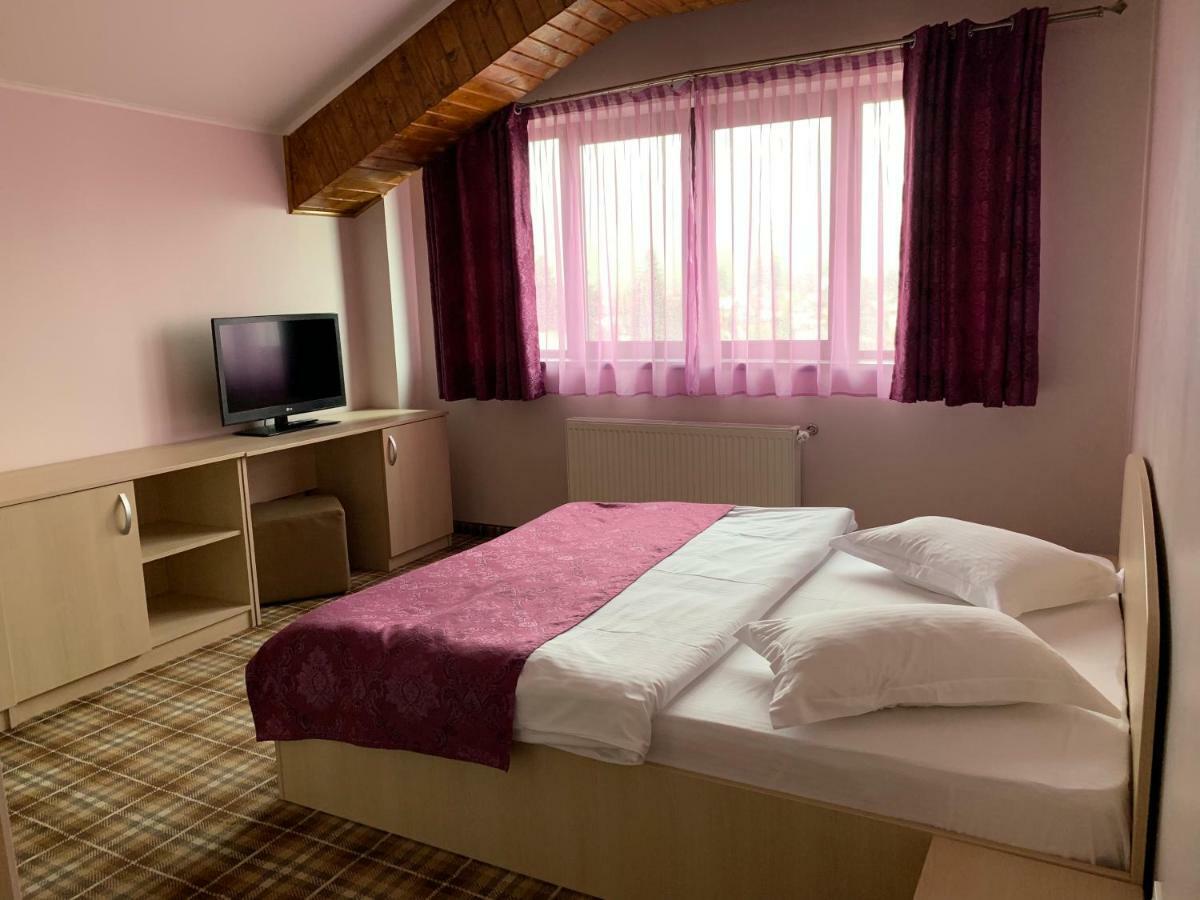 Vila Curcubeu Hotel บุชเตนี ภายนอก รูปภาพ