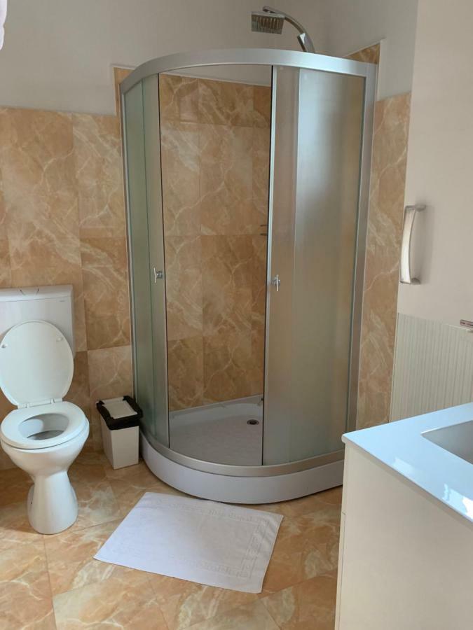 Vila Curcubeu Hotel บุชเตนี ภายนอก รูปภาพ