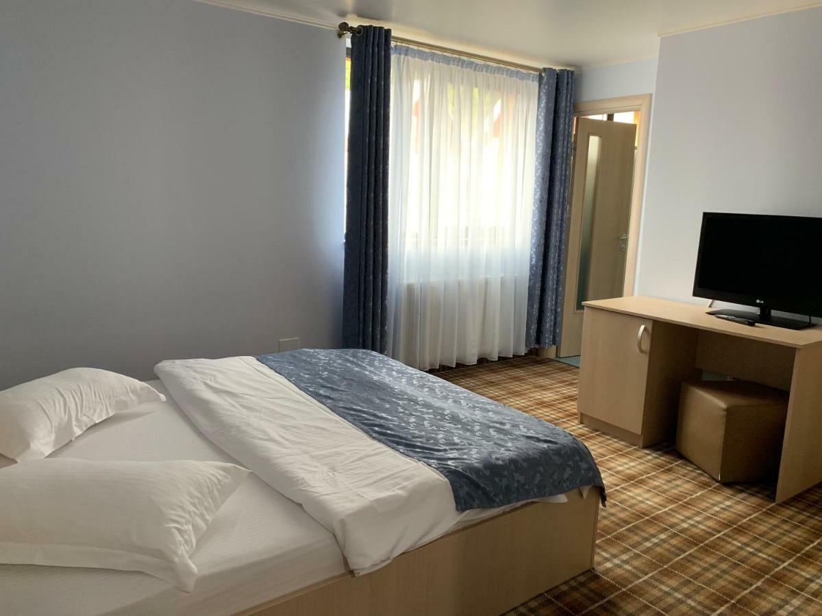 Vila Curcubeu Hotel บุชเตนี ภายนอก รูปภาพ