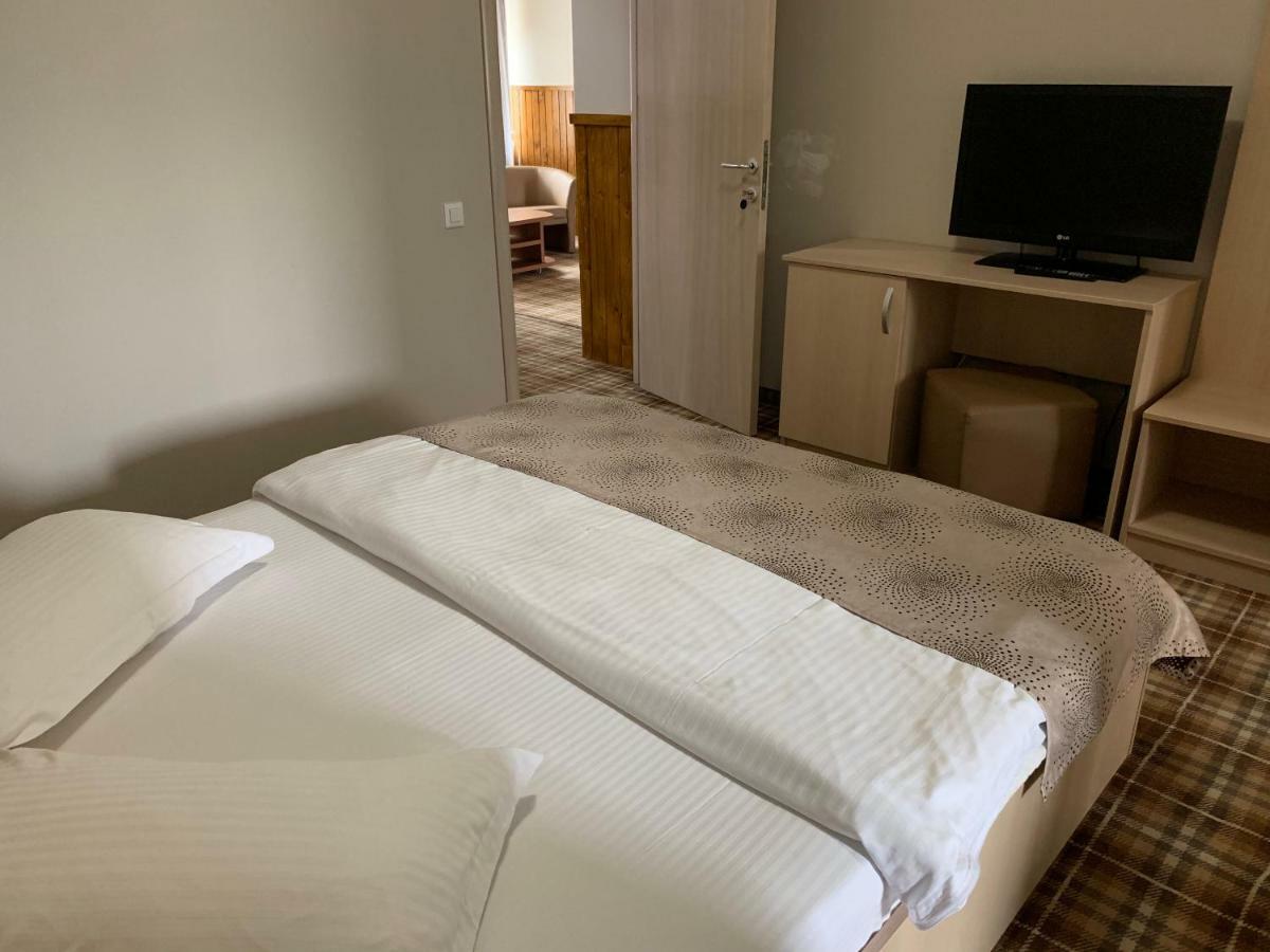 Vila Curcubeu Hotel บุชเตนี ภายนอก รูปภาพ
