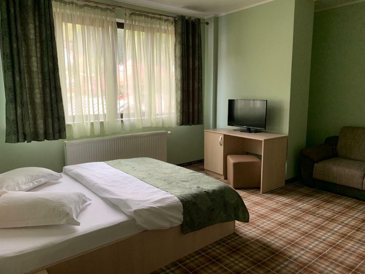 Vila Curcubeu Hotel บุชเตนี ภายนอก รูปภาพ
