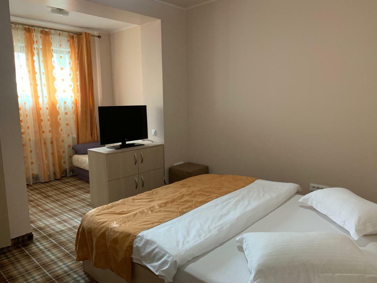 Vila Curcubeu Hotel บุชเตนี ภายนอก รูปภาพ