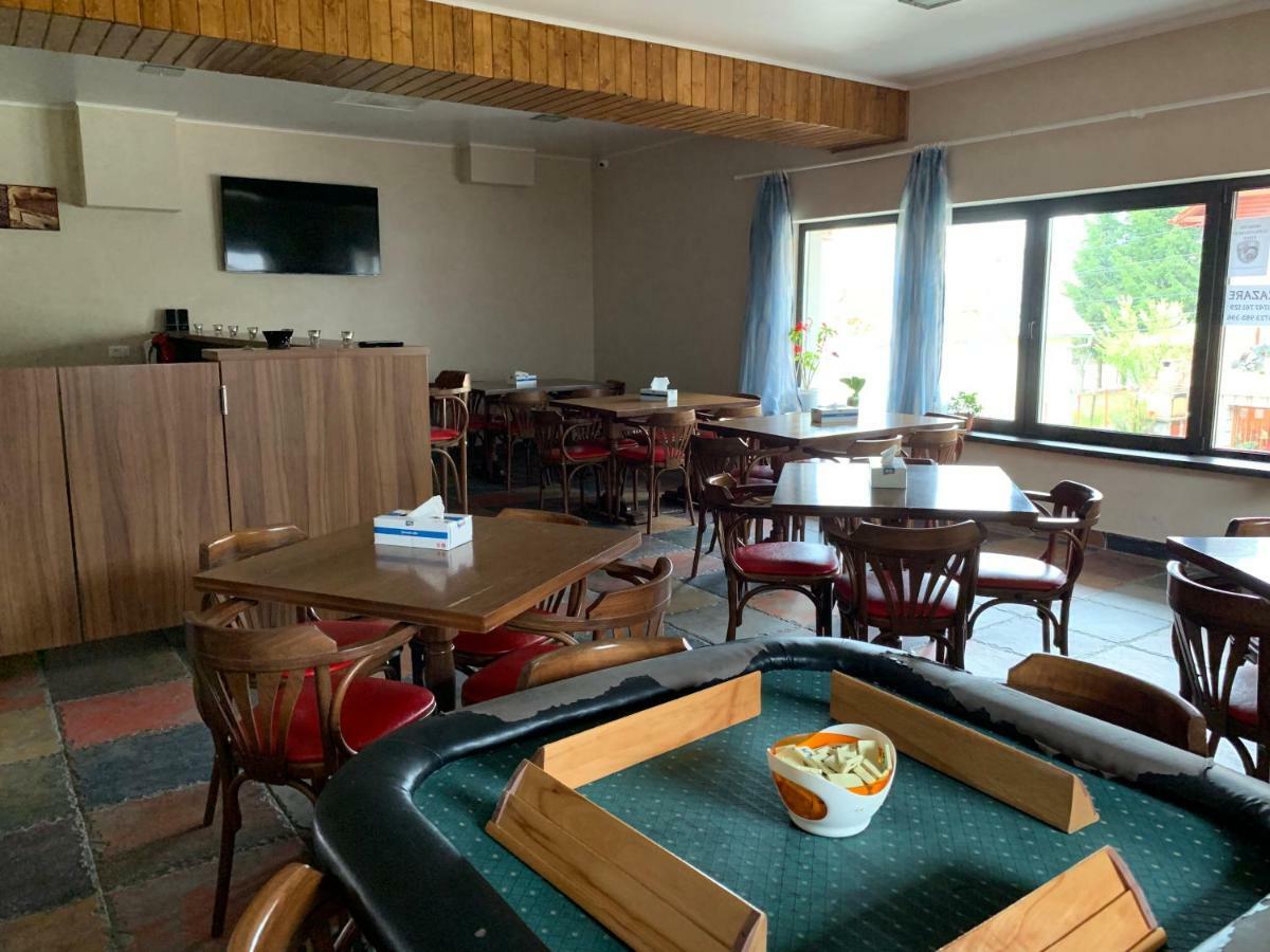 Vila Curcubeu Hotel บุชเตนี ภายนอก รูปภาพ