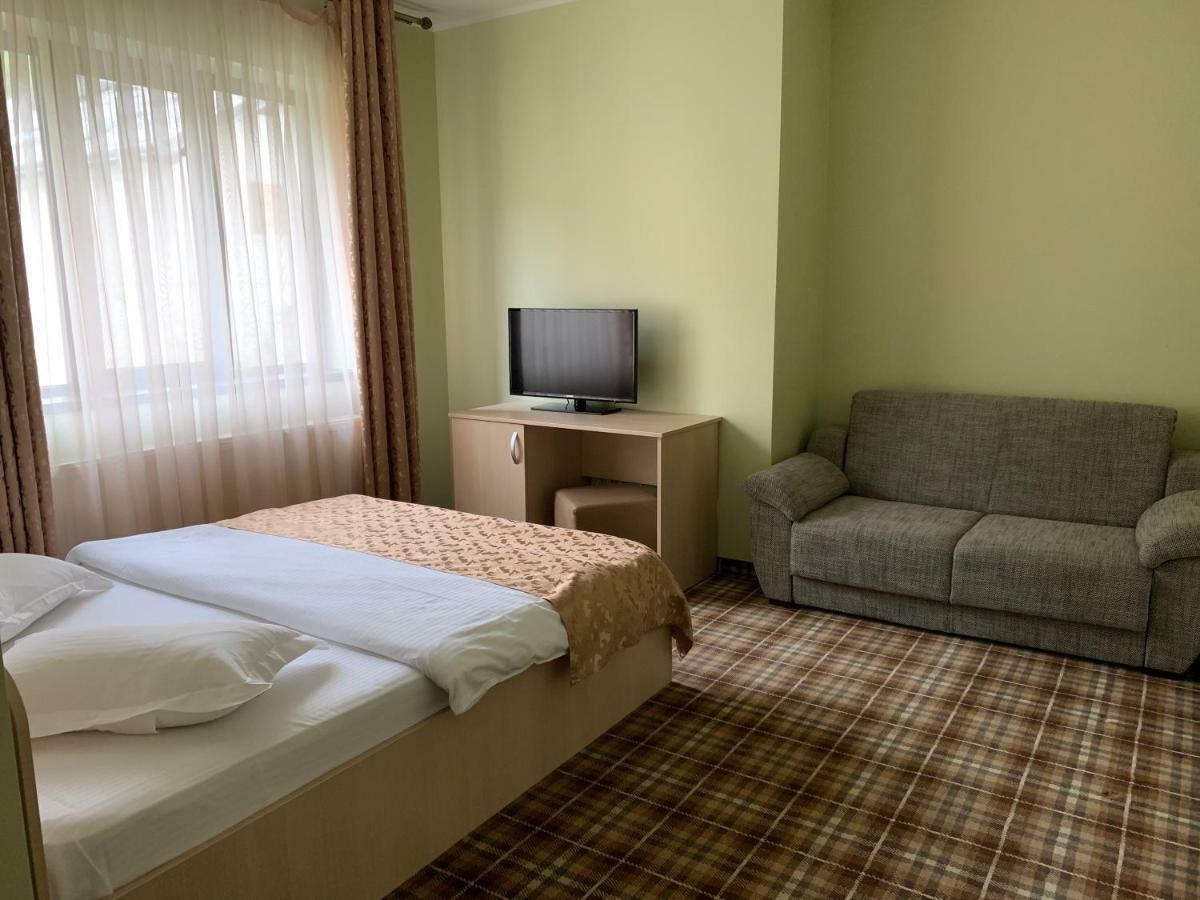 Vila Curcubeu Hotel บุชเตนี ภายนอก รูปภาพ