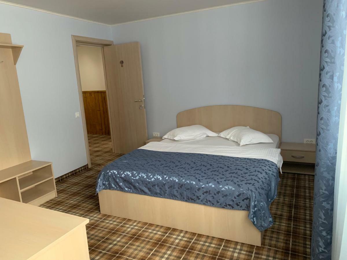 Vila Curcubeu Hotel บุชเตนี ภายนอก รูปภาพ