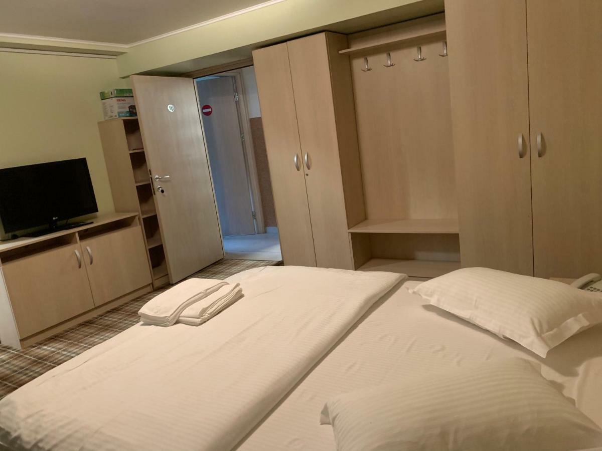 Vila Curcubeu Hotel บุชเตนี ภายนอก รูปภาพ