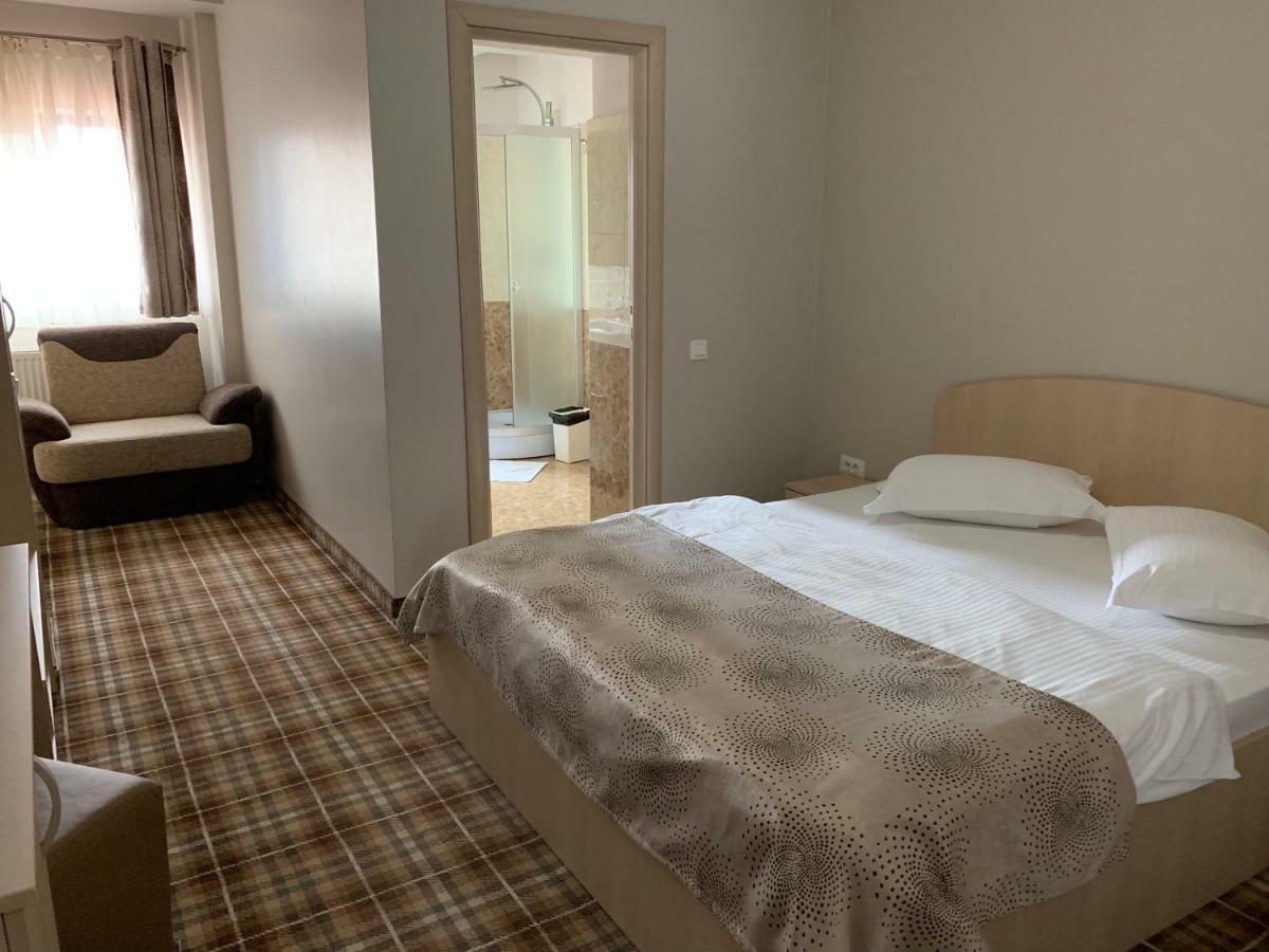 Vila Curcubeu Hotel บุชเตนี ภายนอก รูปภาพ